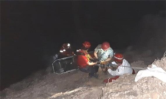 نجات نوجوان سقوط کرده از ارتفاع آبشار چهارده در شهرستان بیرجند
