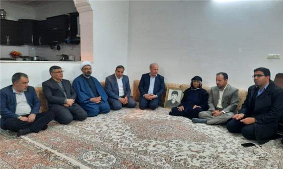 دیدار استاندار و مدیرکل بنیاد شهید و امور ایثارگران استان ایلام با مادر شهید