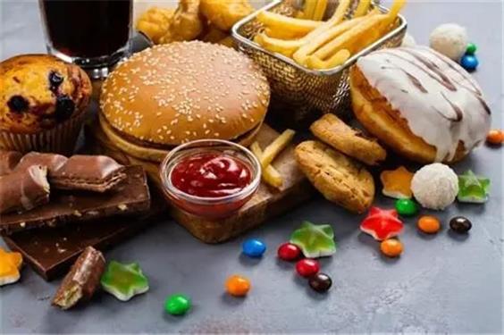 خوردن غذاهای فوق فرآوری شده کاهش وزن را دشوارتر می‌کند