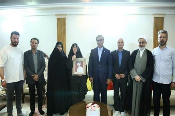 استاندار خراسان رضوی با خانواده 2 شهید دیدار کرد
