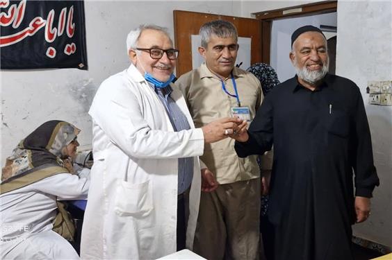 اهدای انگشتر به پزشک درمانگاه سلامت در کربلای معلی