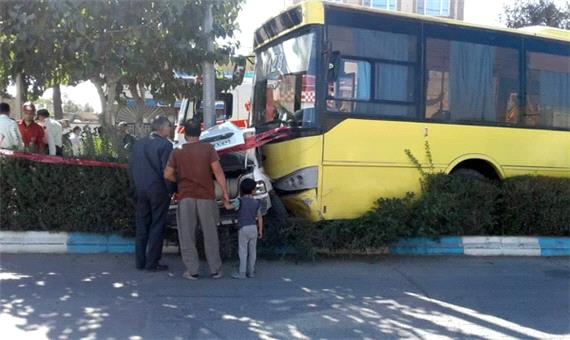 تشنج راننده اتوبوس درون‌شهری و آسیب دیدن خودروها در نیشابور