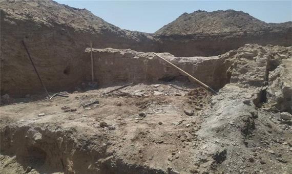 سازه‌ای تاریخی حین خاکبرداری در شهرستان زاوه کشف شد