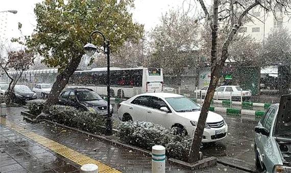 بارش نخستین برف پاییزی در مشهد