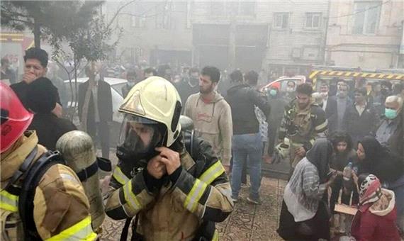 آتش سوزی هولناک در مشهد/ نجات 12 کارگر در میان دود و آتش