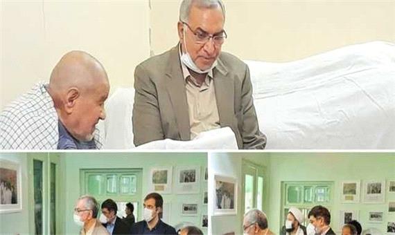 وزیر بهداشت با پدر شهیدان دهنوی در مشهد دیدار کرد