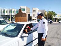 اهدای کلاه ایمنی  به رانندگان قانونمند