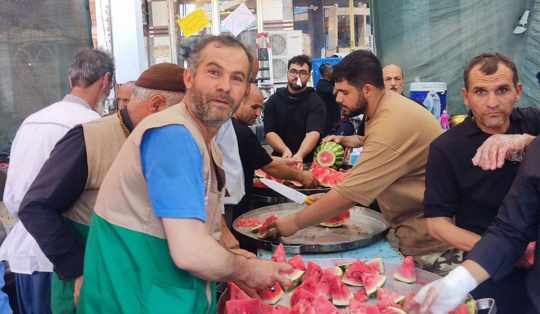 خدمت‌ رسانی موکب عاشقان امام‌ رضا (ع) نیشابور به زائران اربعین