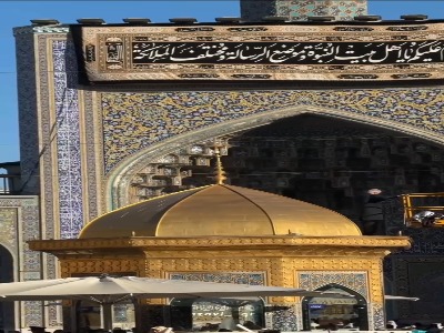 تعویض پرچم‌ و کتیبه‌های عزا در حرم امام رضا(ع)