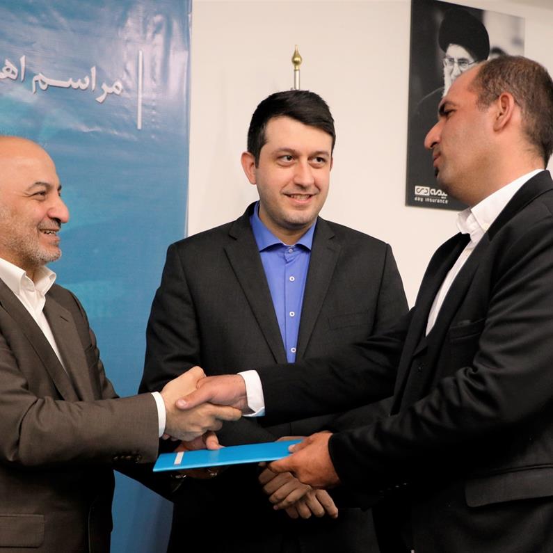 از جاری شدن اشک شوق برنده زنجانی تا باور نکردن برنده شدن شهروند ایلامی / جوایز برندگان جشنواره عید تا عید بیمه دی اهدا شد