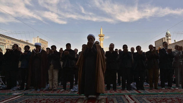 دست‌های نیاز زائران حرم رضوی برای طلب باران به آسمان بلند شد