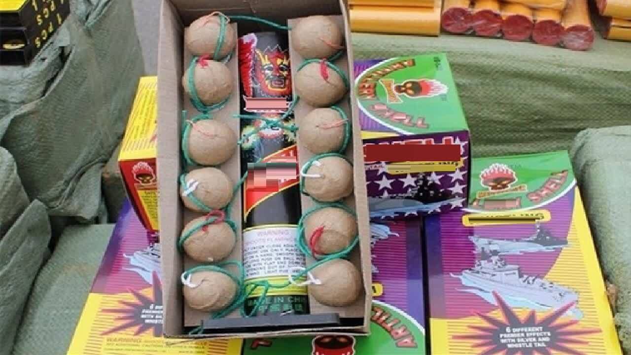کشف هزار و ۲۰۰ عدد انواع مواد محترقه از یک واحد صنفی متخلف در قاینات