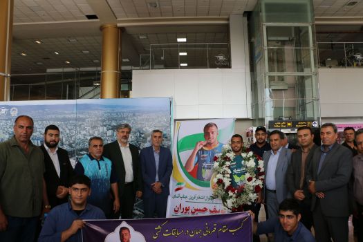 بازگشت غرورآفرین دانش آموز خراسان رضوی، قهرمان جهانی کشتی ساحلی به مشهد