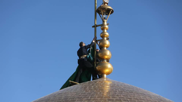 اهتزار پرچم عزا بر گنبد حرم امام رضا(ع) به‌مناسبت وفات حضرت معصومه(س)