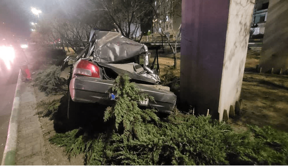 برخورد خودرو با درخت در مشهد یک مصدوم بر جای گذاشت