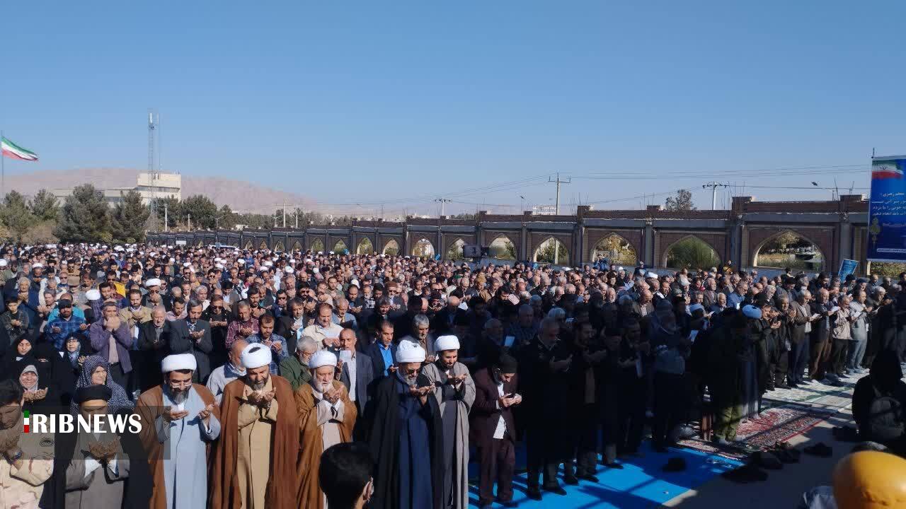 دست‌های رو به آسمان مردم بجنورد در طلب بارش رحمت الهی