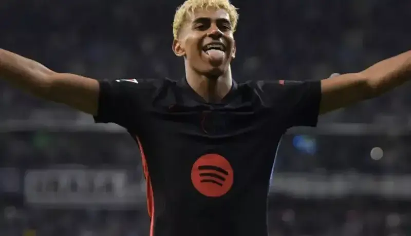 گل شگفت‌انگیز یامال نامزد پوشکاش شد