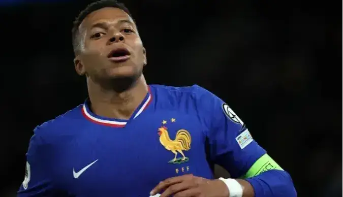 امباپه اردوی فرانسه را ترک کرد