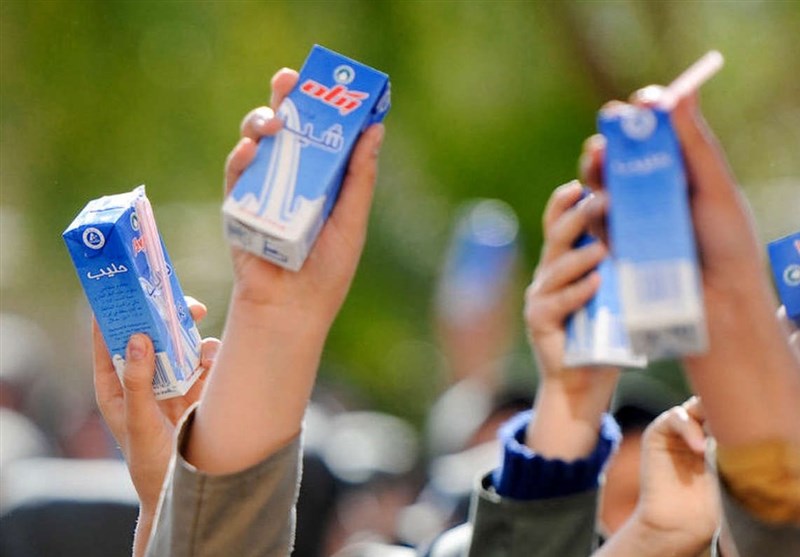 مدارس دولتی مقطع ابتدایی خراسان رضوی شیر رایگان دریافت می‌کنند