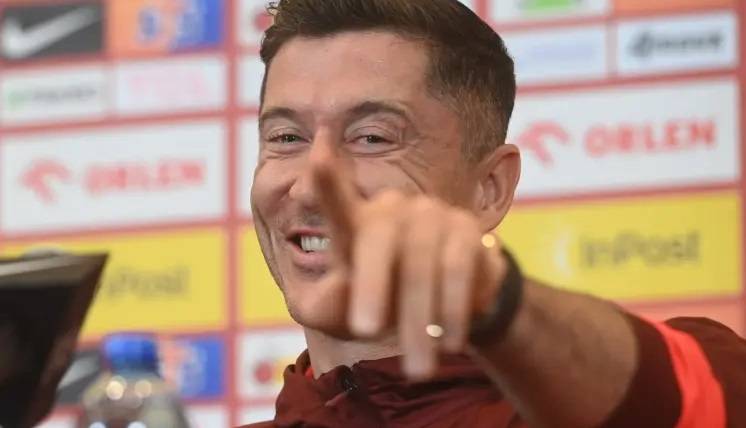 لواندوفسکی شگفت‌زده شد؛ چه چمن افتضاحی!