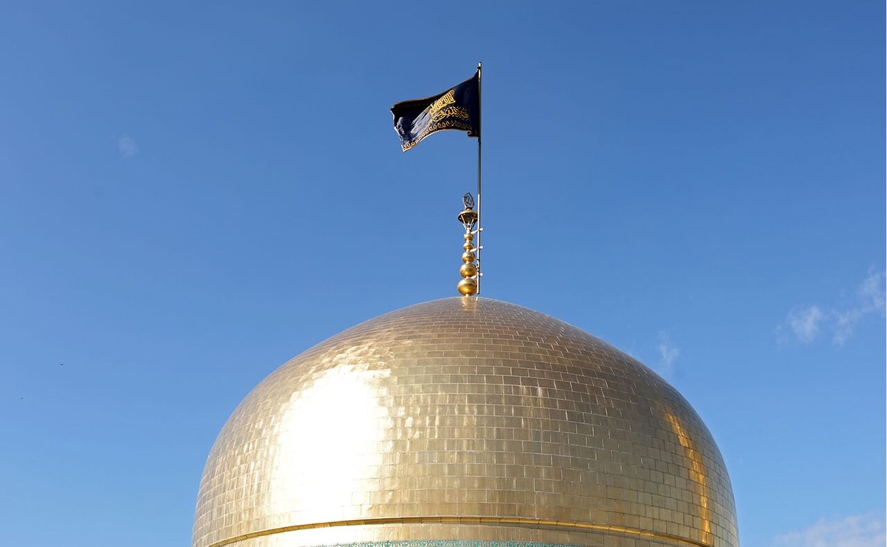پرچم عزای حضرت زهرا(س) بر فراز گنبد حرم رضوی افراشته شد