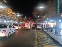 جان باختن مردی بین بالابر و دیوار مغازه در مشهد