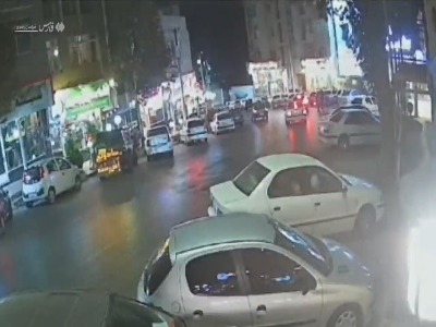 دست‌فرمانِ خطرساز یک راننده در طرقبه ۵ خودرو را گرفتار کرد