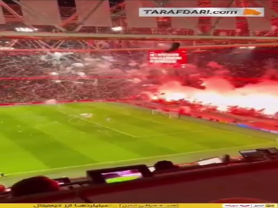 آتش بازی افراطی هواداران آژاکس باعث به تعویق افتادن بازی شد!