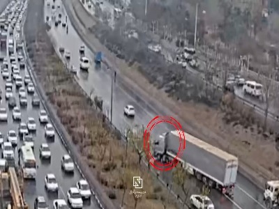 لحظه هولناک قیچی کردن تریلی در هوای بارانی مشهد