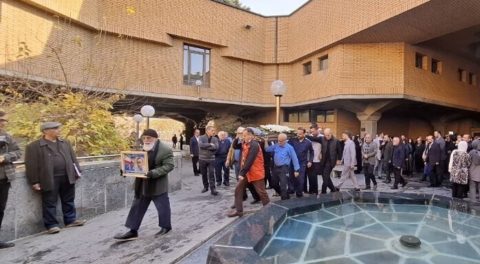 از شمار دو چشم یک تن کم از شمار خرد هزاران بیش