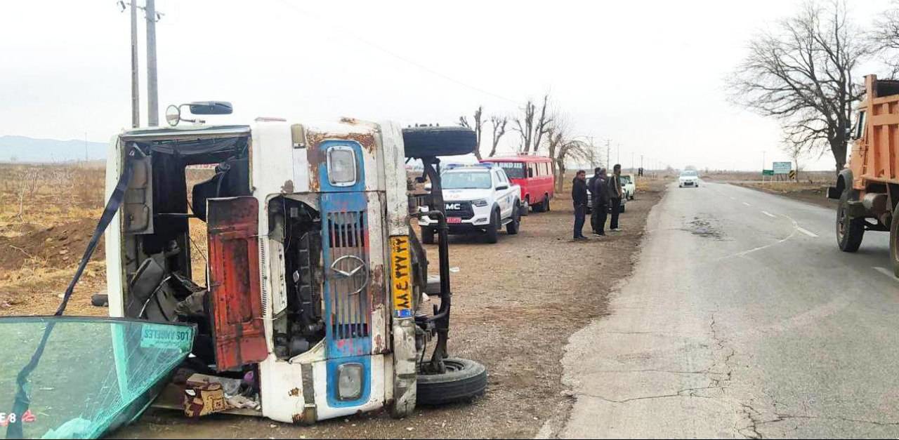 مصدومیت ۱۵ دانش آموز در واژگونی سرویس مدرسه در محور فیروزه- خوشاب