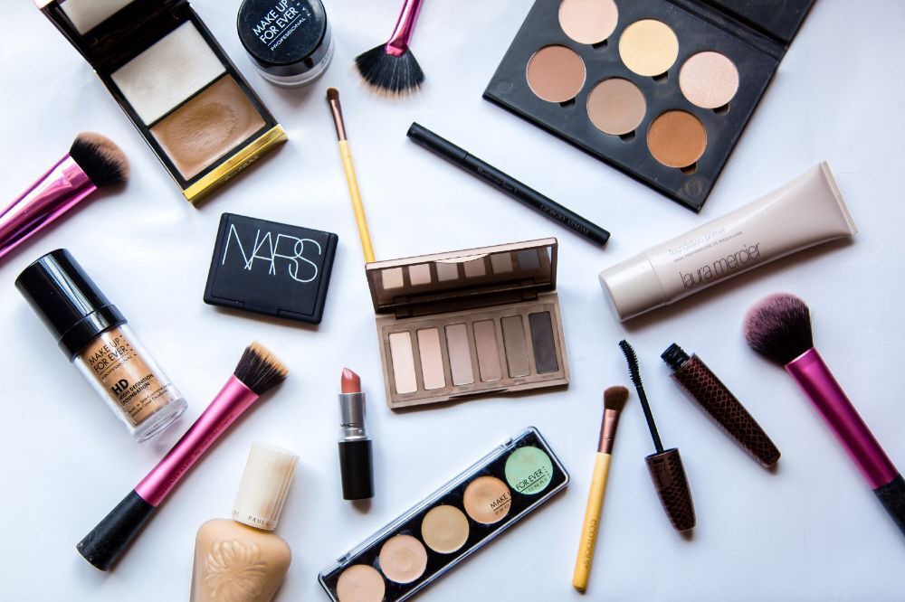 فرآورده‌های آرایش چشم غیرمجاز را بشناسید