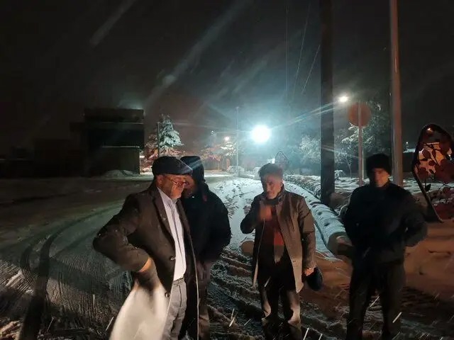 برف و کولاک ۳ جاده شهرستان فریمان را مسدود کرد/ امدادرسانی به ۱۷ خودروی گرفتار در برف