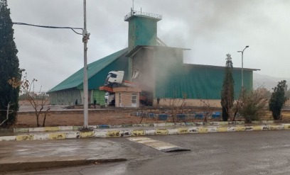 ذخیره‌سازی گندم در باران و سرما ادامه دارد