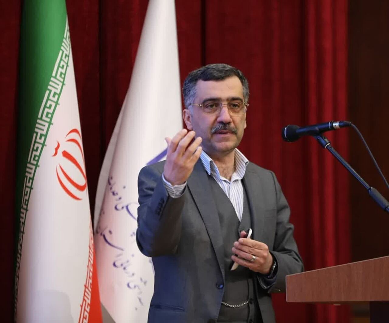 باید موانع اداری را از سر راه محققان برجسته برداریم