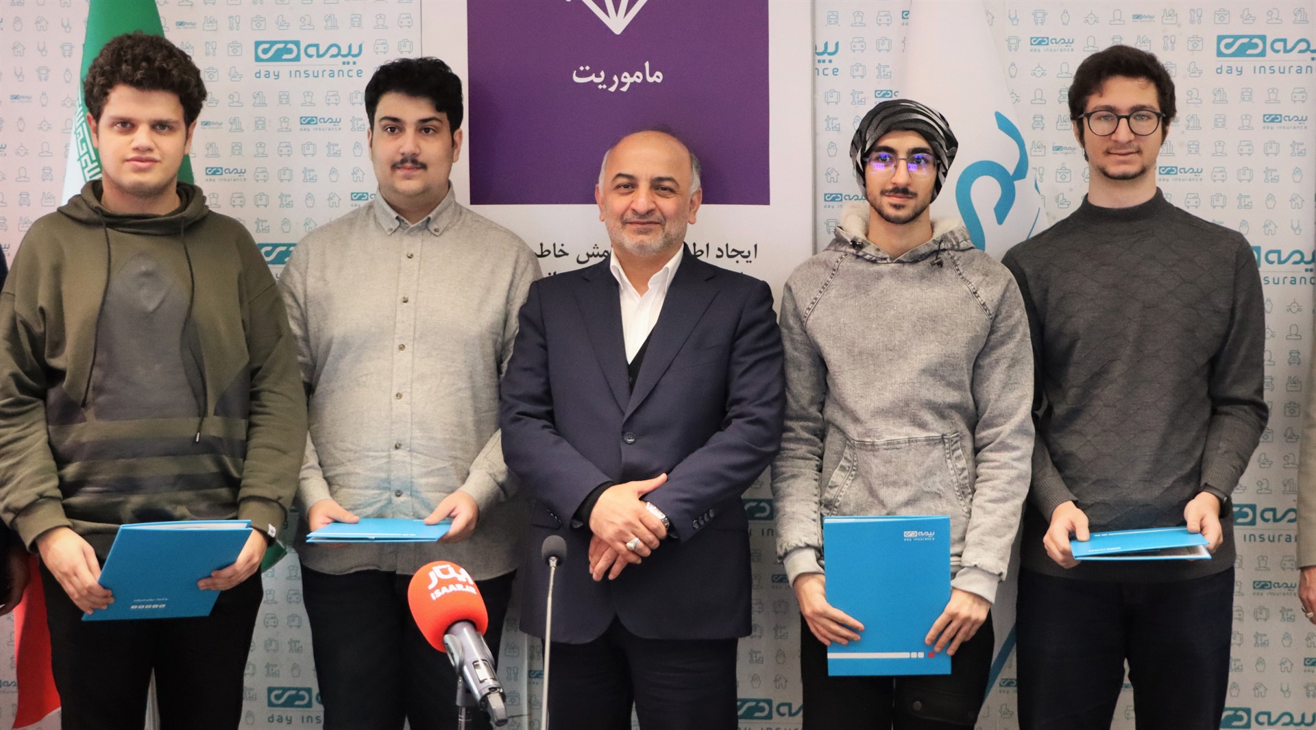 مدیرعامل بیمه دی در مراسم تجلیل از ۴ مدال آور المپیاد هوش مصنوعی ۲۰۲۵ مطرح کرد؛ بیمه دی به طور کامل هوشمند سازی می شود/استفاده از نخبگان و المپیادی ها در دستور کار بیمه دی است