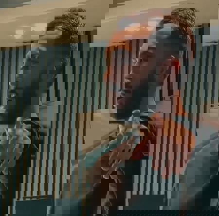 هدیه ویژه یک هوادار به مهراد جم در حین کنسرت