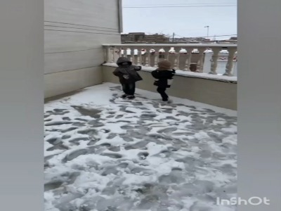 برف‌بازی و ساخت آدم‌برفی زیبا توسط ریحانه و امیرمحمد از تایباد