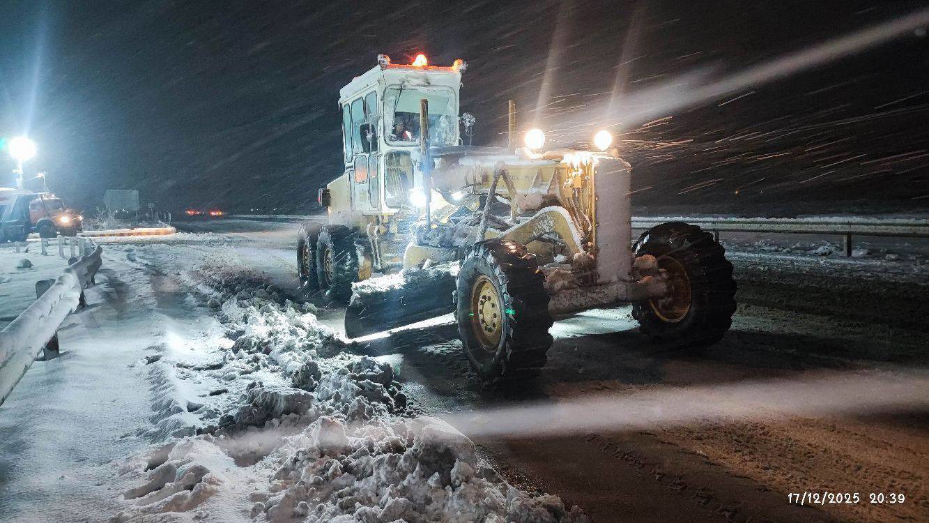 انجام بیش از ۲۹ هزار کیلومتر برف روبی و یخ زدایی در محورهای خراسان رضوی