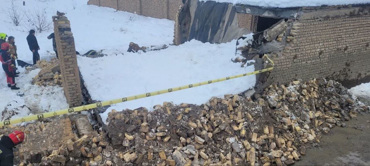 ریزش سقف منزل بر اثر سنگینی برف در بلوار شاهنامه مشهد