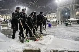 تصاویر جالب از برف‌روبی حرم امام رضا(ع)/ ویدئو