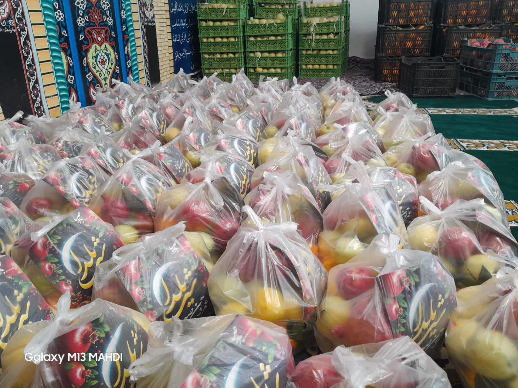 توزیع بیش از ۱۵۰۰ بسته یلدایی در بخش رضویه مشهد