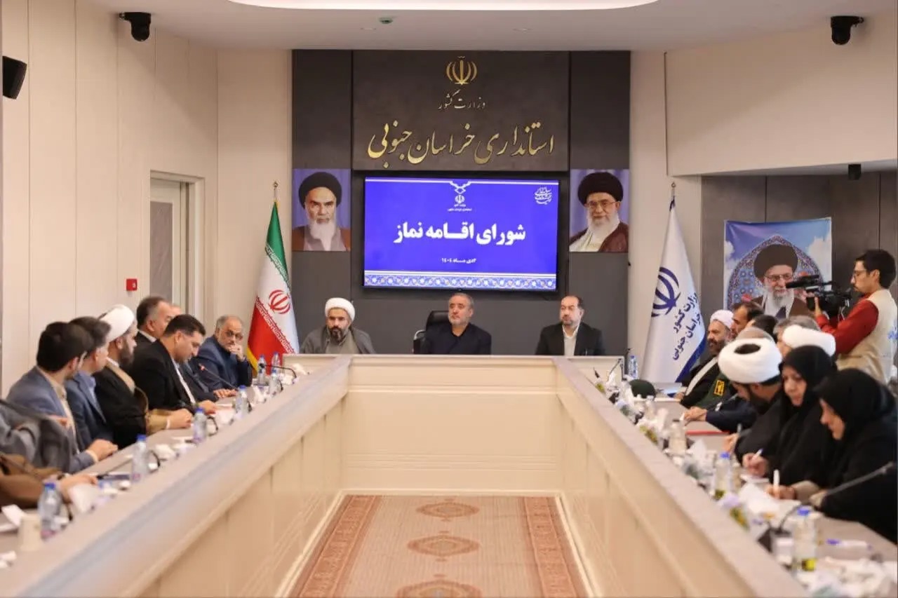 اقامه نماز در ادارات باید با اولویت انجام شود