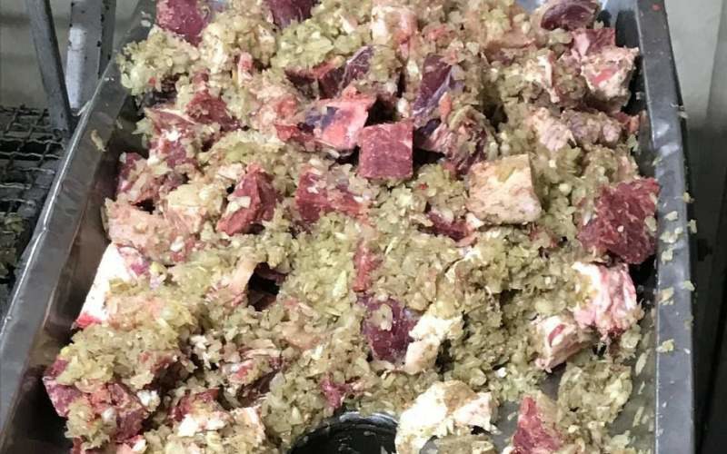 مهرو موم  یک رستوران در نیشابور به علت استفاده از گوشت بدون هویت