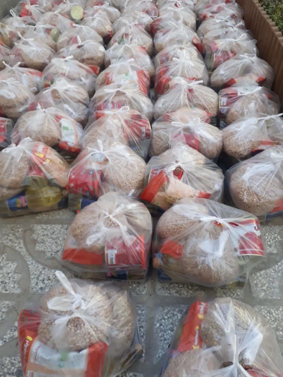 توزیع بسته‌های معیشتی بین بیماران نیازمند زاوه