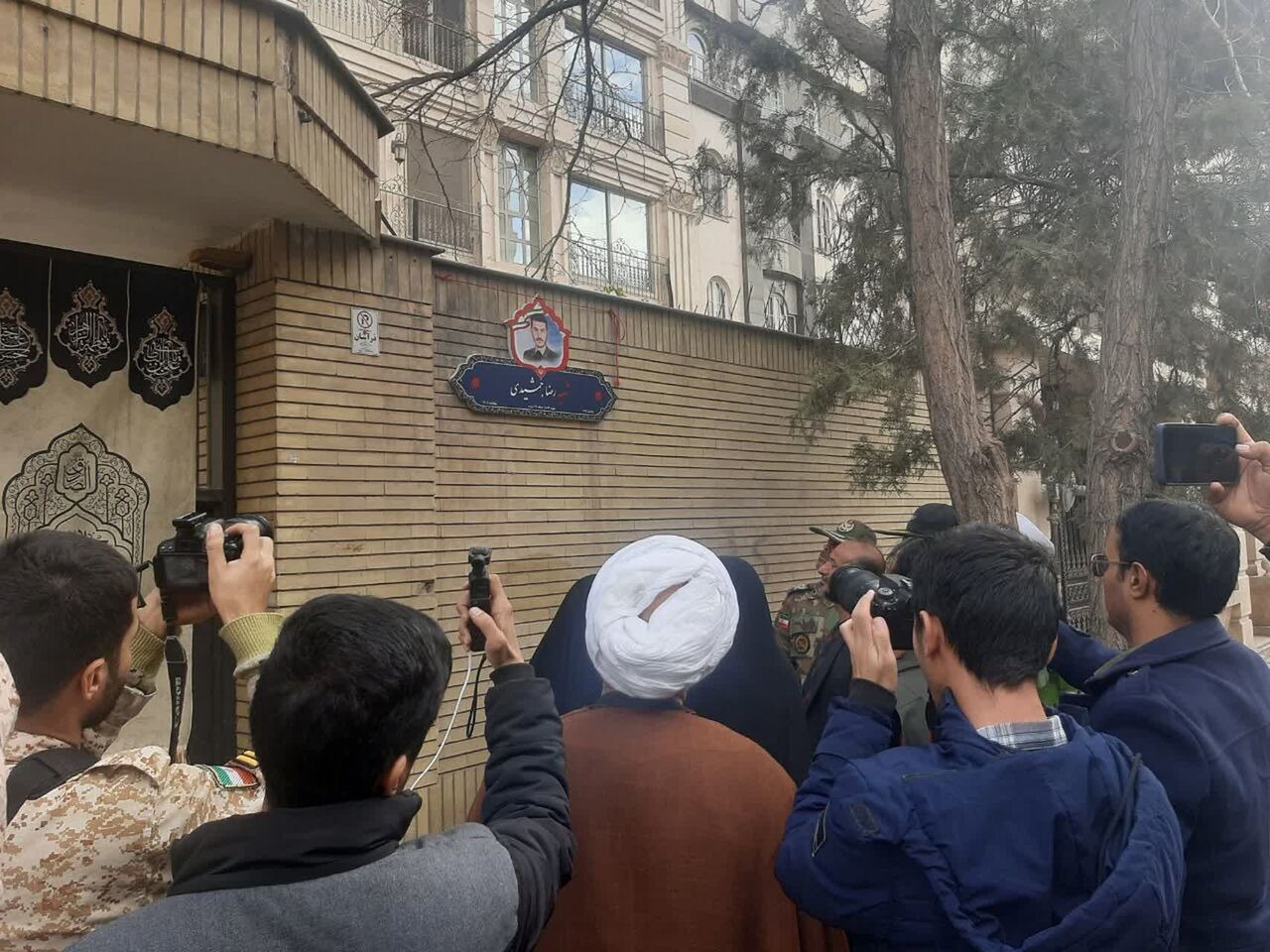 نصب پلاک افتخار بر سر در منزل پدر شهید پدافند هوایی در مشهد