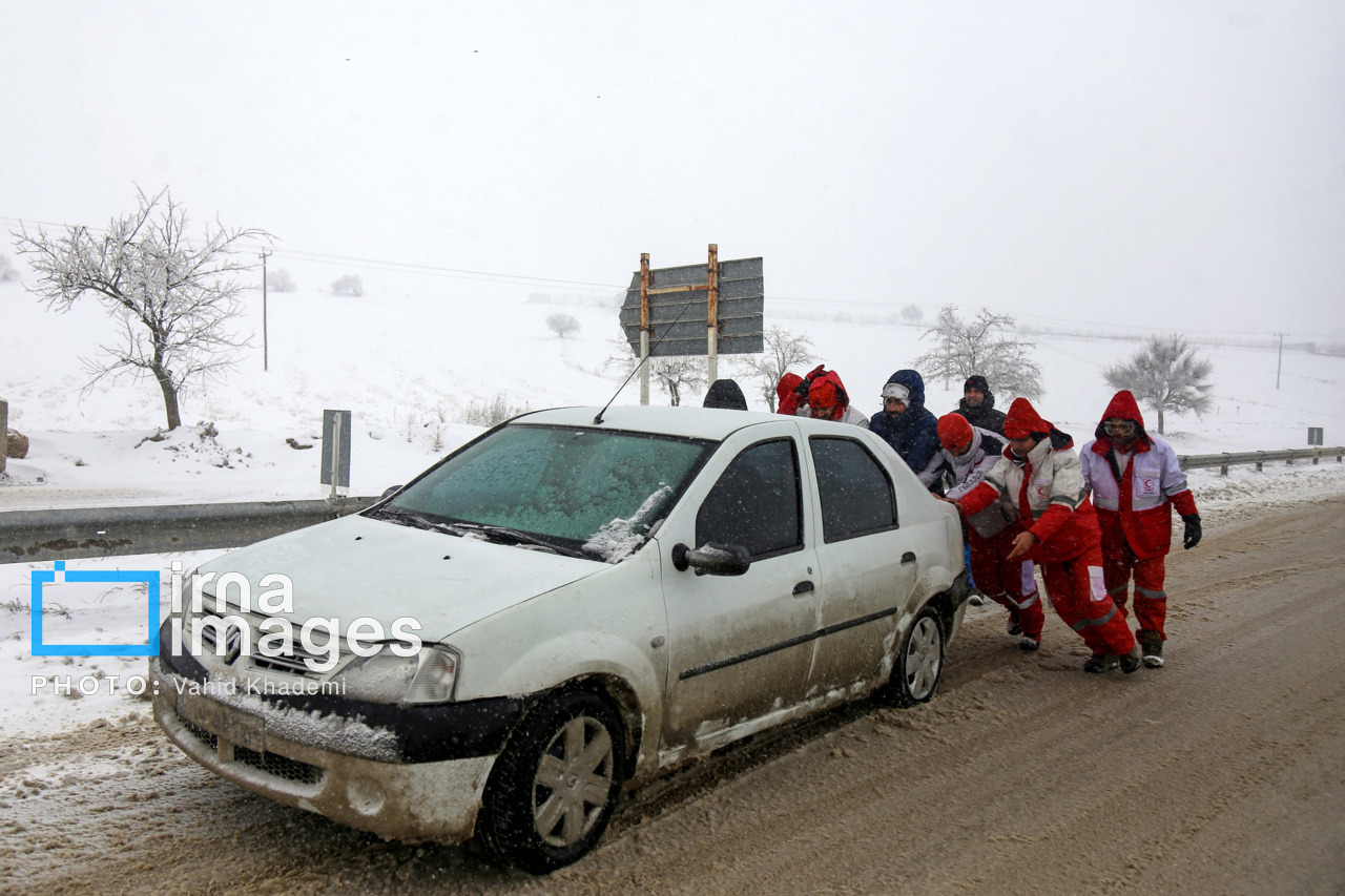 امدادرسانی به ۳ اتوبوس و اسکان اضطراری ۱۳۷ مسافر در محورهای خراسان رضوی