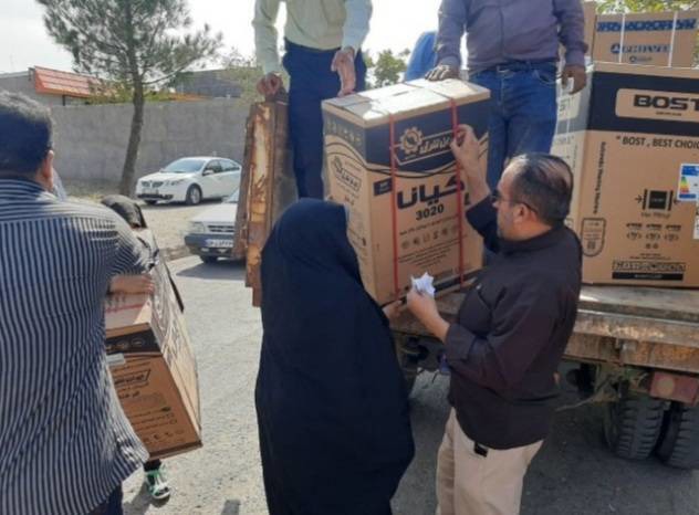 توزیع ۲۱ قلم لوازم خانگی بین افراد کم برخوردار بخشهای رخ و کدکن