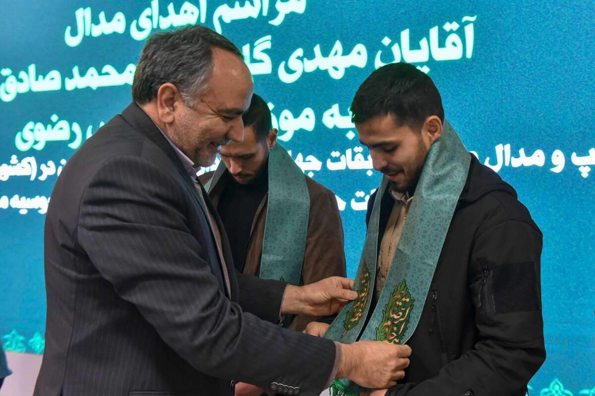 اهدای ۲ مدال طلا قهرمانان کاراته کشور به موزه حرم مطهر رضوی