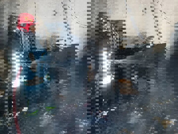 حریق گسترده در کارگاه تولیدی مبل در روستای خلق‌آباد اطراف مشهد